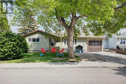 212 Hendon Drive NW Calgary AB T2K1Z2