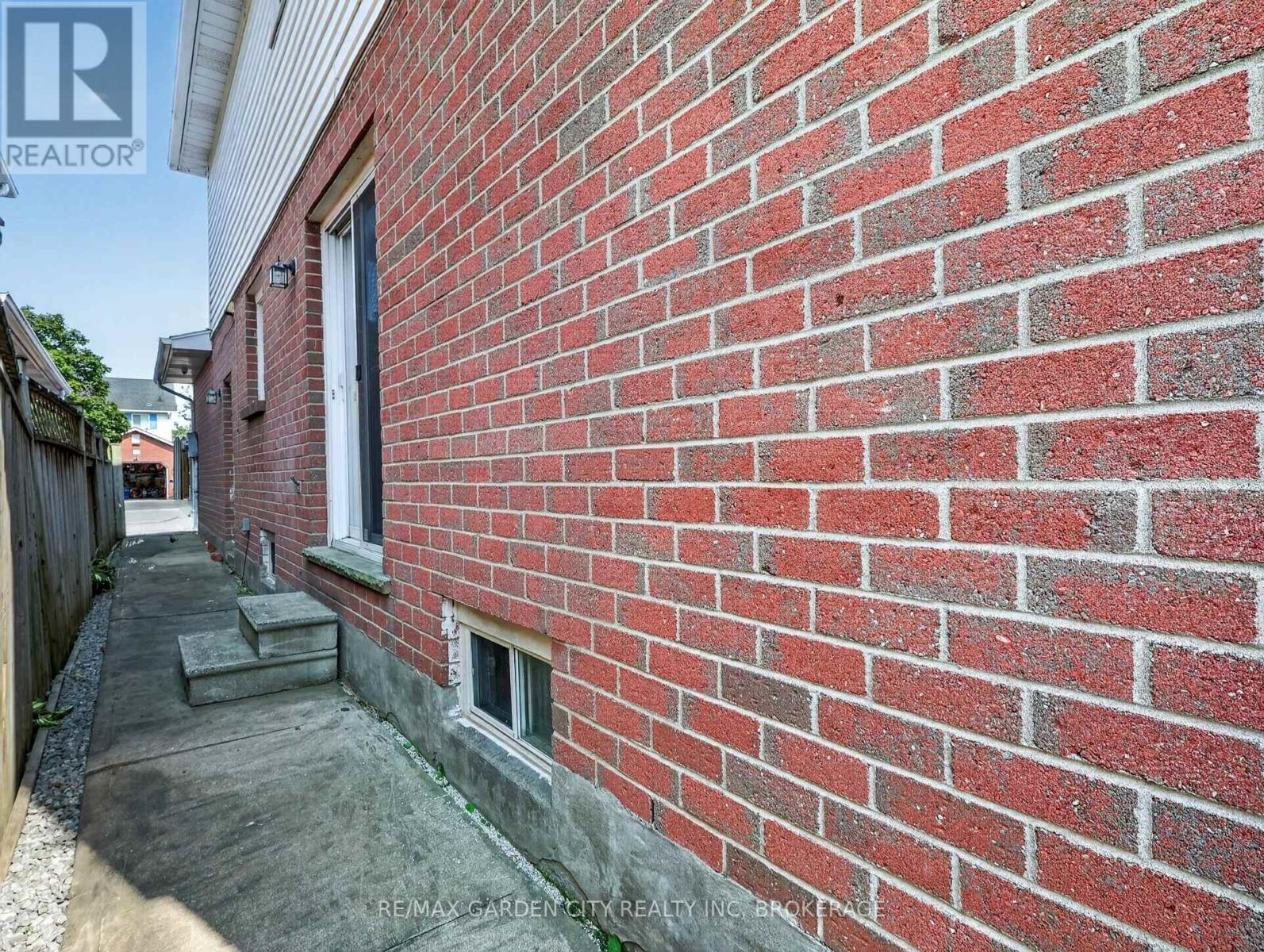 39 BUCHANAN CRESCENT