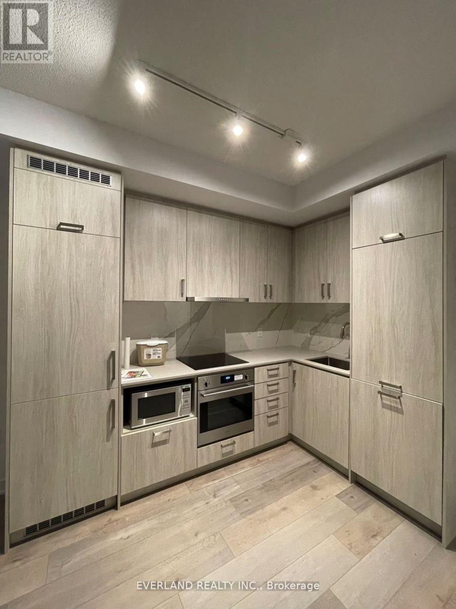 Photo 1 of 6 — 1118 - 60 HONEYCRISP CRESCENT Unit 1118, Vaughan (Concord), ON L4K0N5