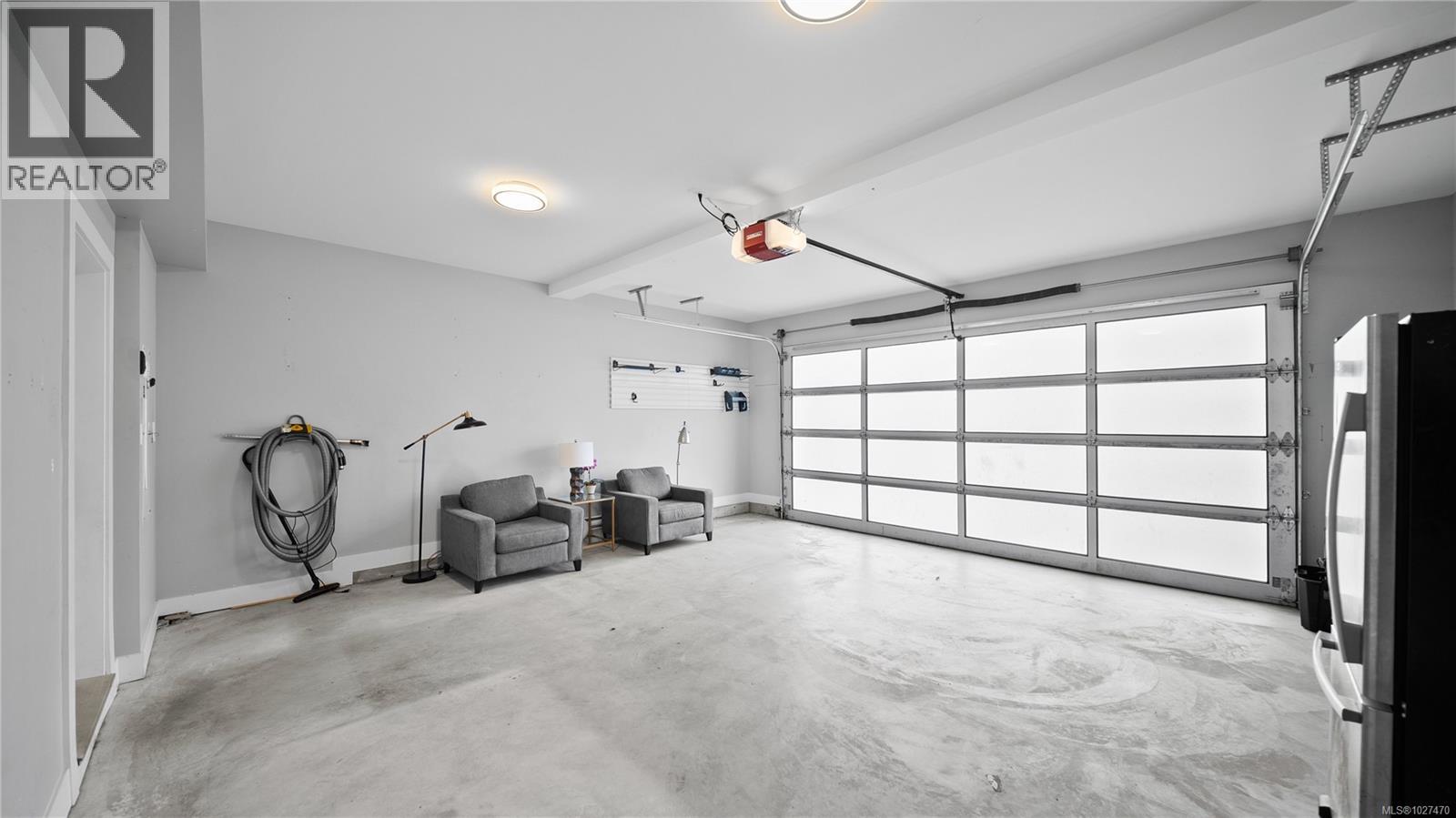 1051 Golden Spire Cres