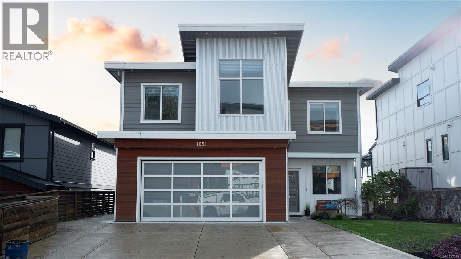 1051 Golden Spire Cres