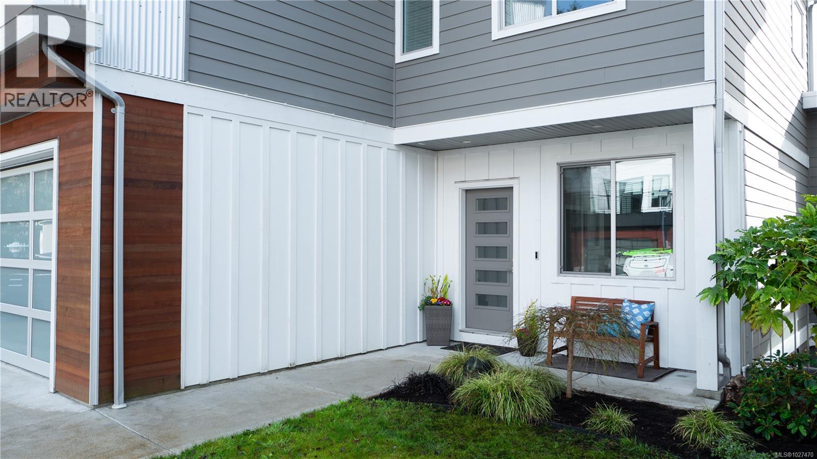 1051 Golden Spire Cres