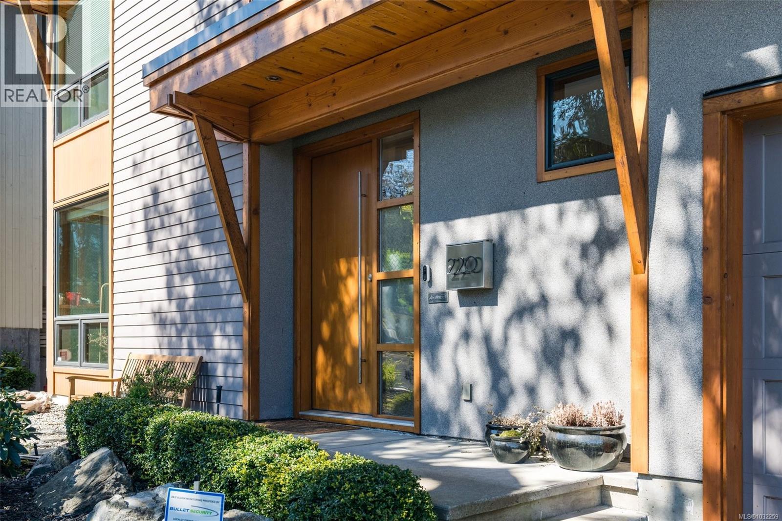 220 Moss Rock Pl
