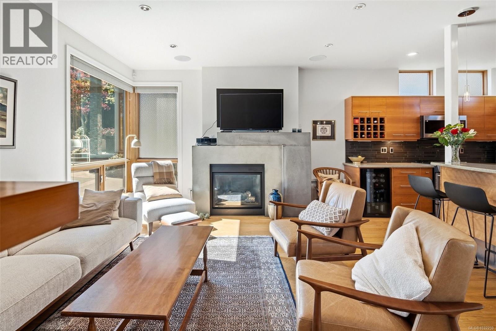 220 Moss Rock Pl