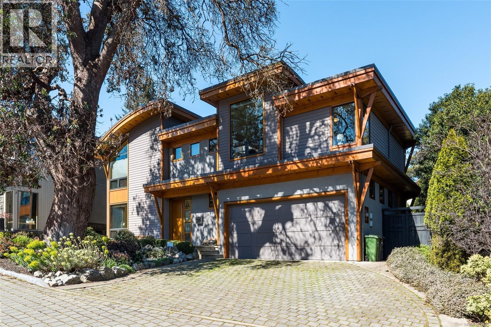 220 Moss Rock Pl