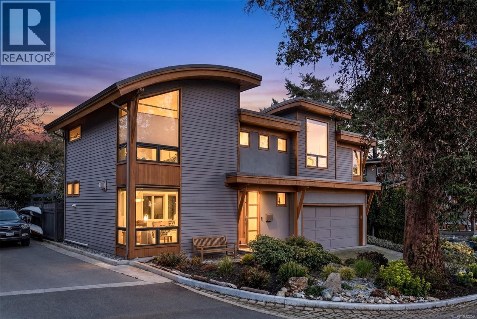 220 Moss Rock Pl