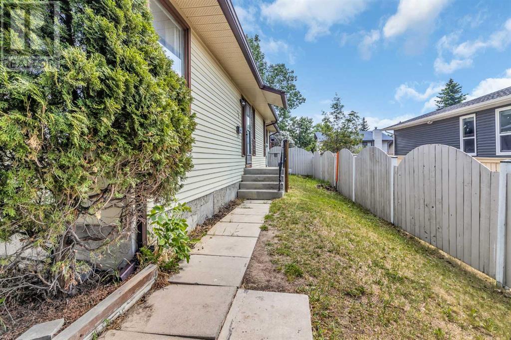 56 Castlefall Way NE