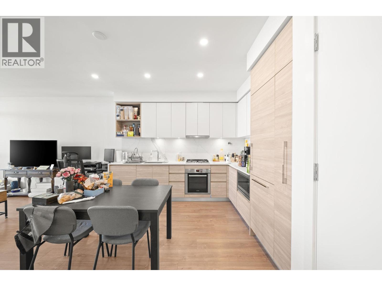 1708 585 AUSTIN AVENUE