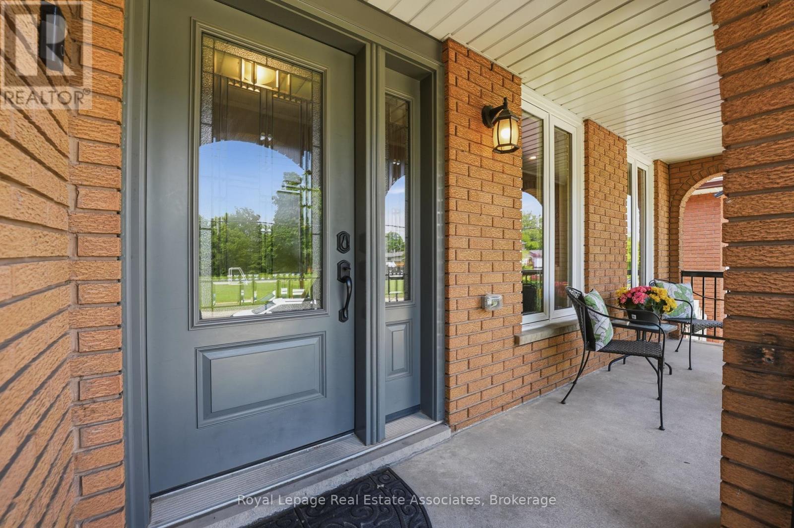 477 QUEEN VICTORIA DRIVE