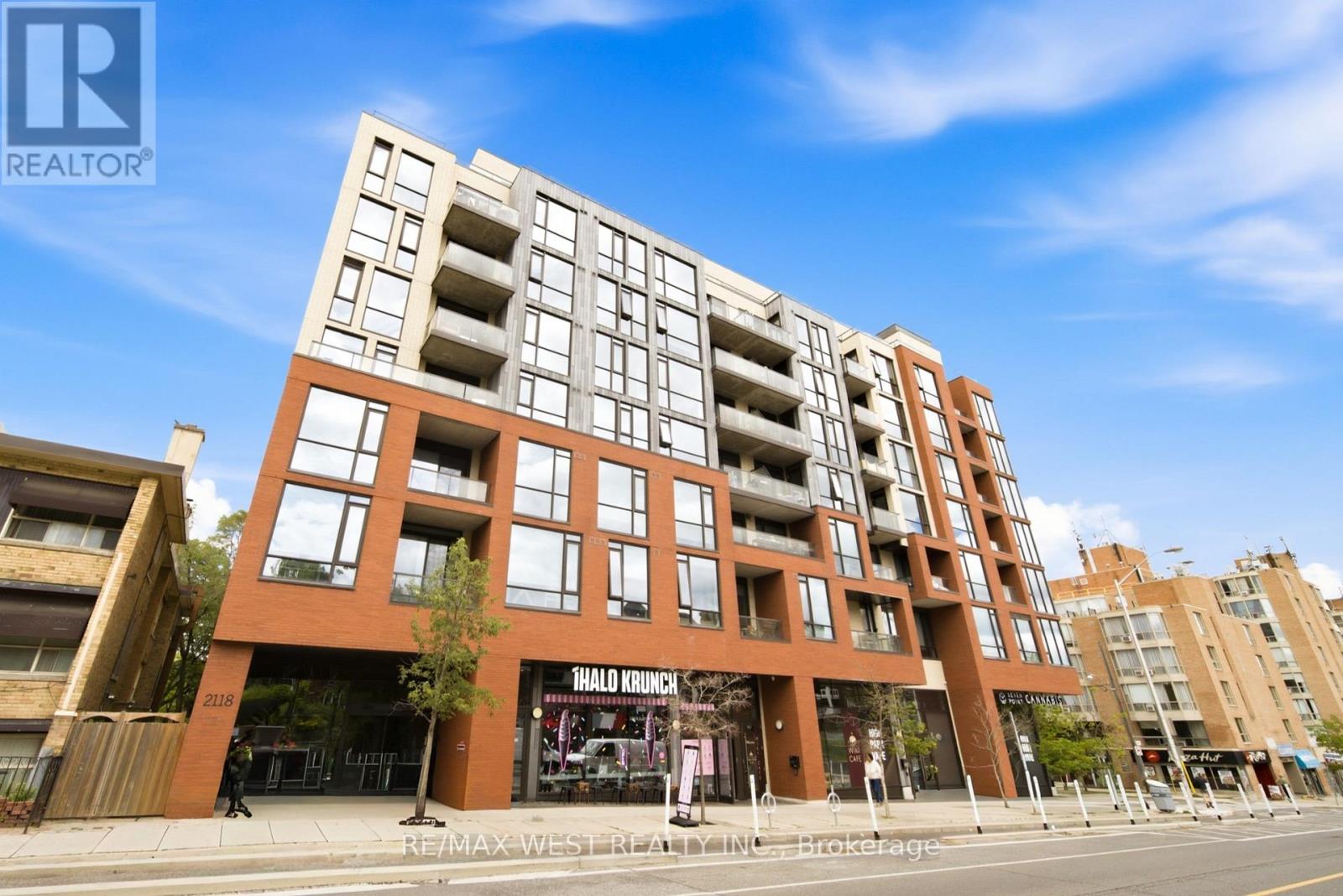 Photo 1 of 21 — 709 - 2118 BLOOR STREET W Unit 709, Toronto (High Park North), ON M6S0A6