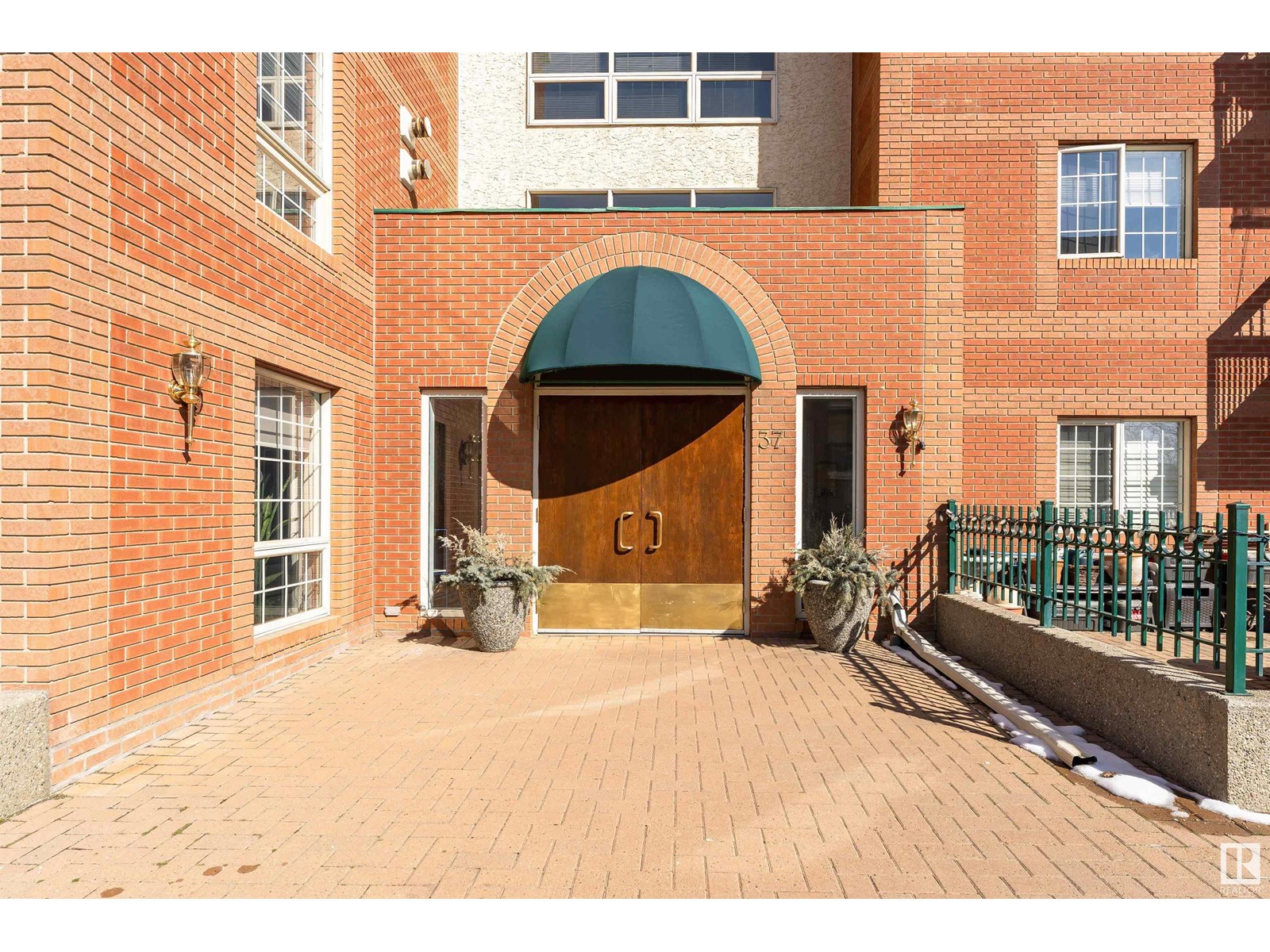 #301 37 Sir Winston Churchill AV