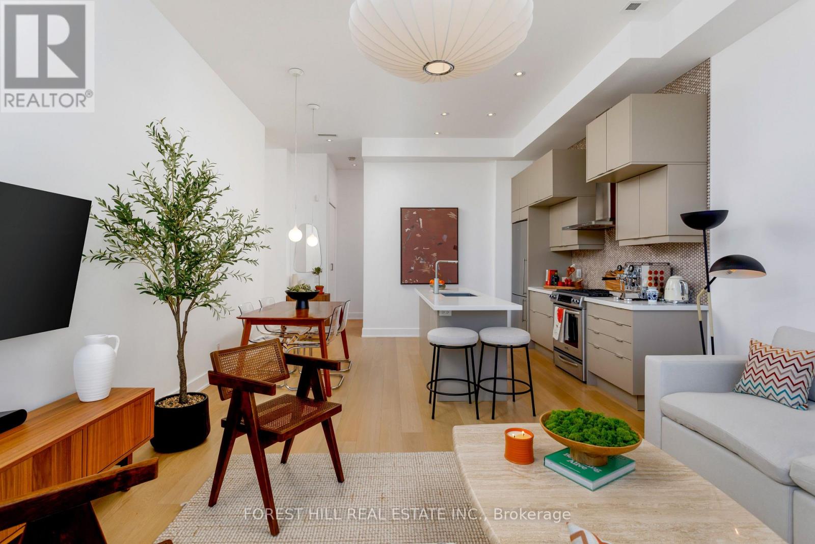 204 - 483 DUPONT STREET