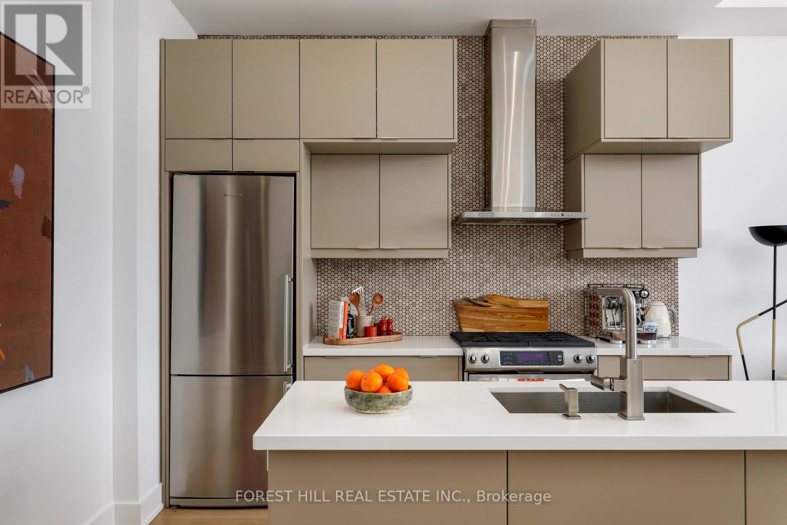 204 - 483 DUPONT STREET