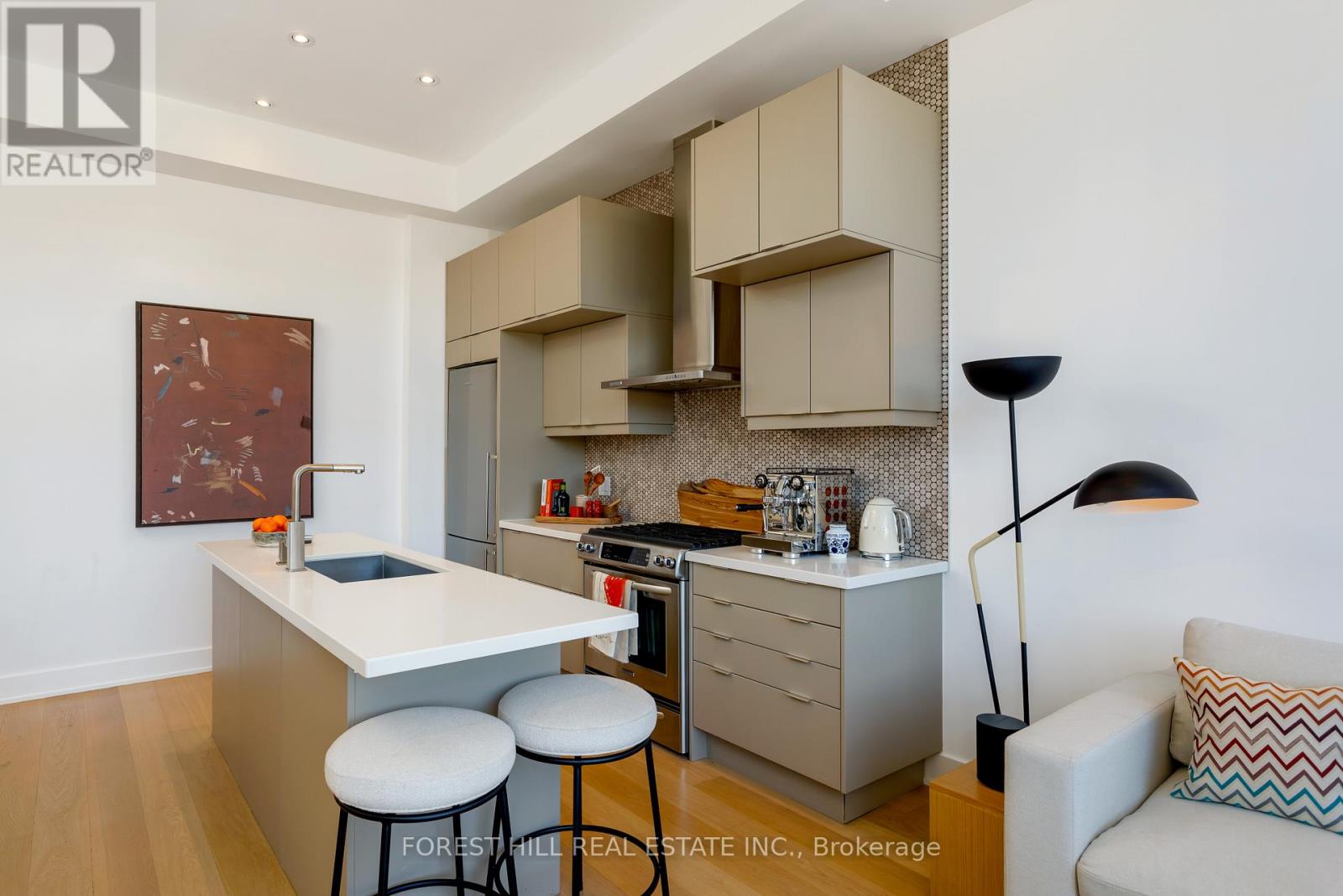 204 - 483 DUPONT STREET