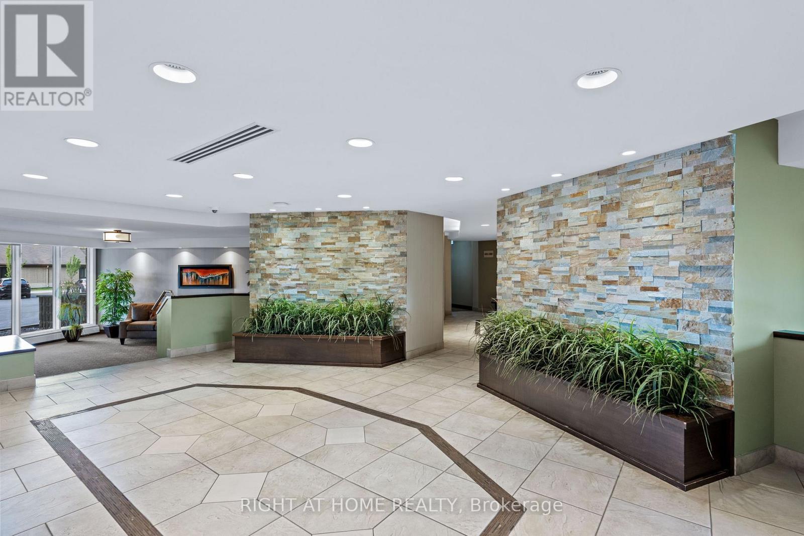 906 - 1171 AMBLESIDE DRIVE