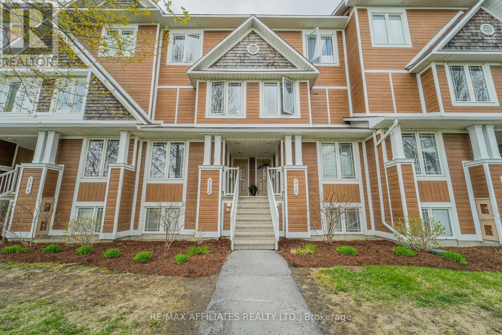 318 CROWNRIDGE DRIVE N