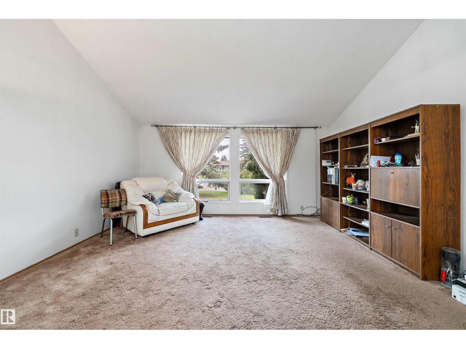 6816 40 AV NW