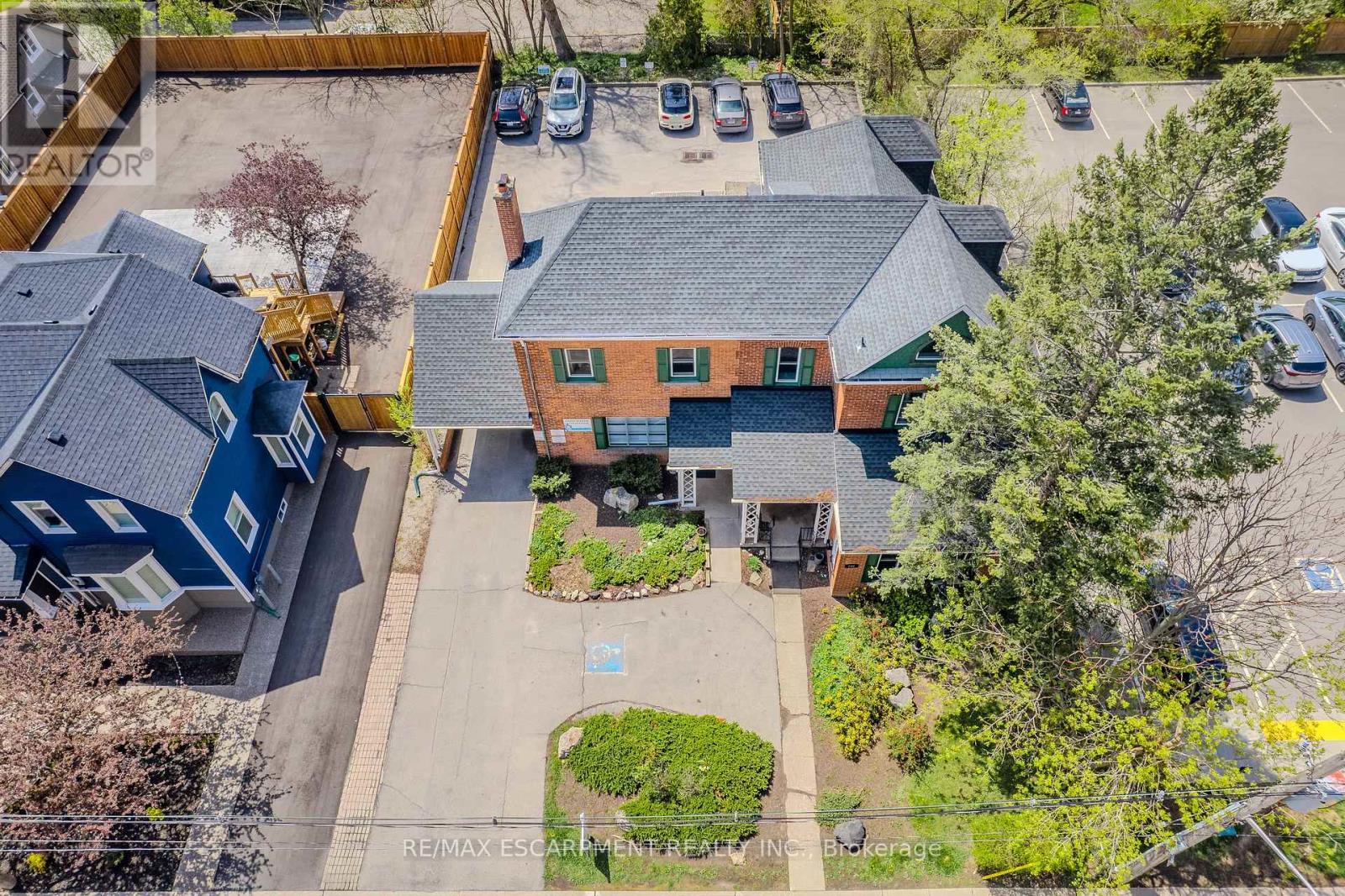 492 LOCUST STREET