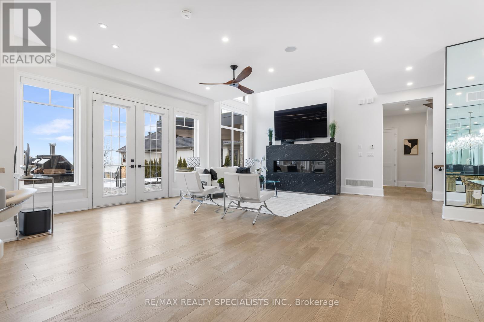 16 SHORELINE CRESCENT