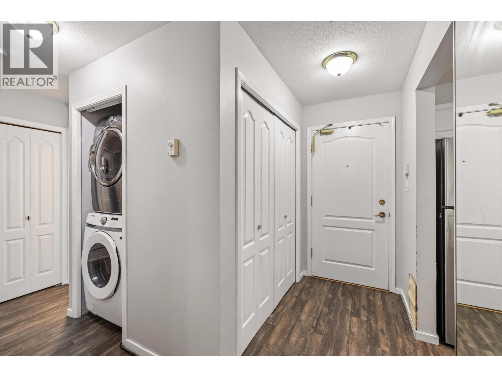 208 2551 PARKVIEW LANE