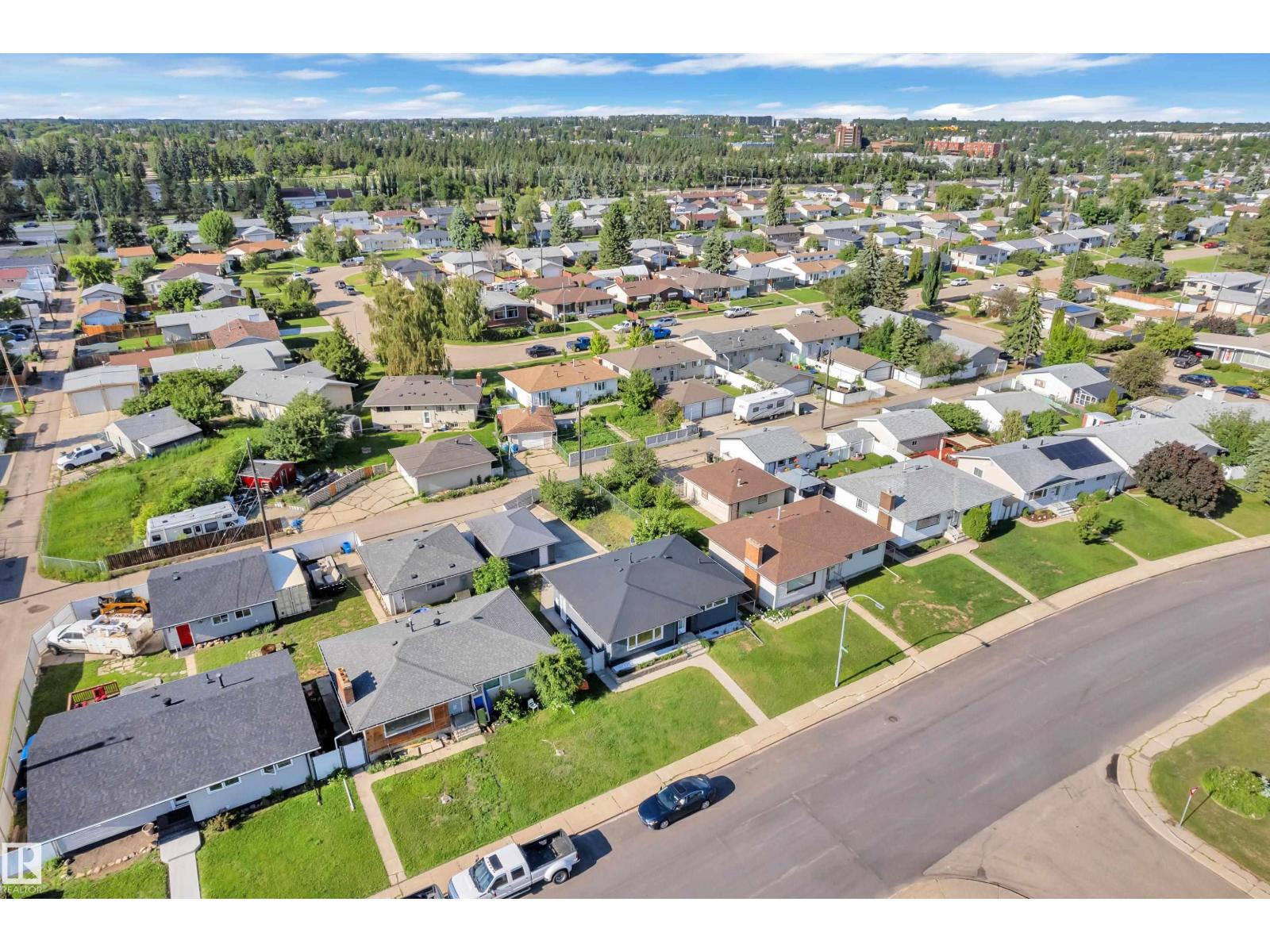 8104 135 AV NW