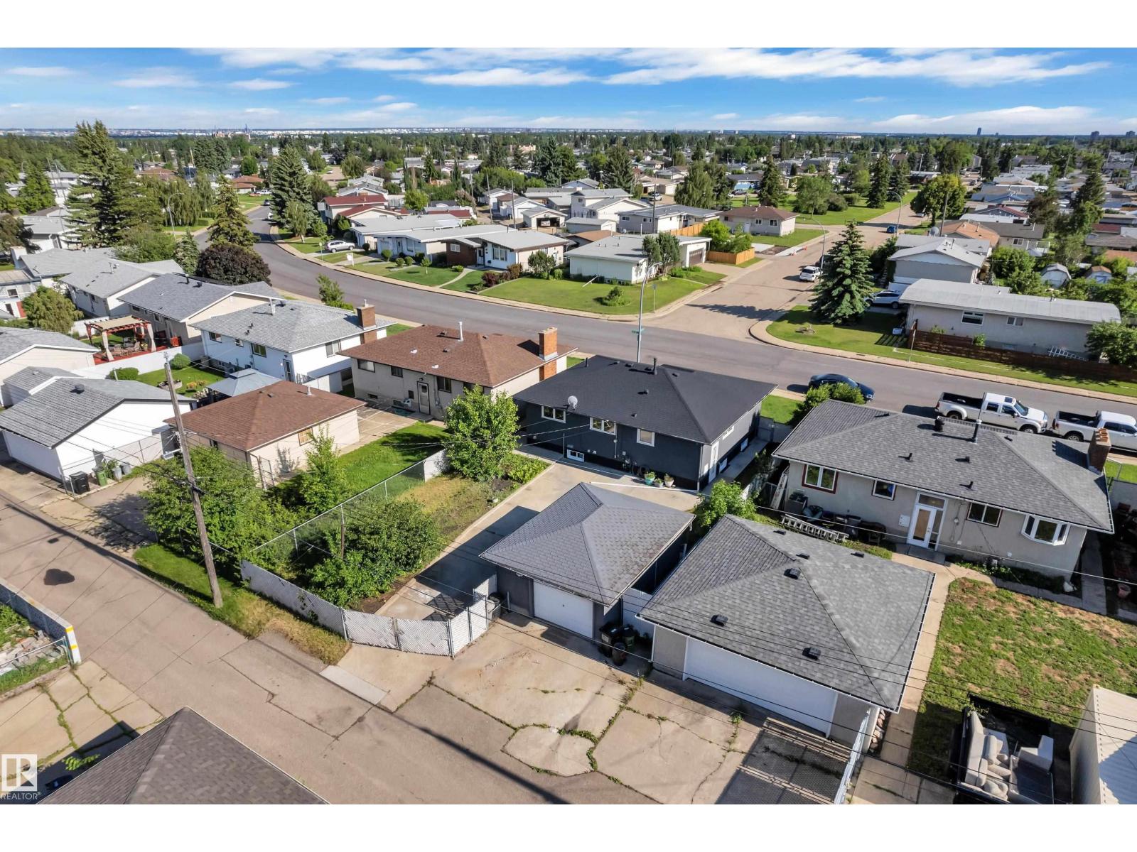 8104 135 AV NW