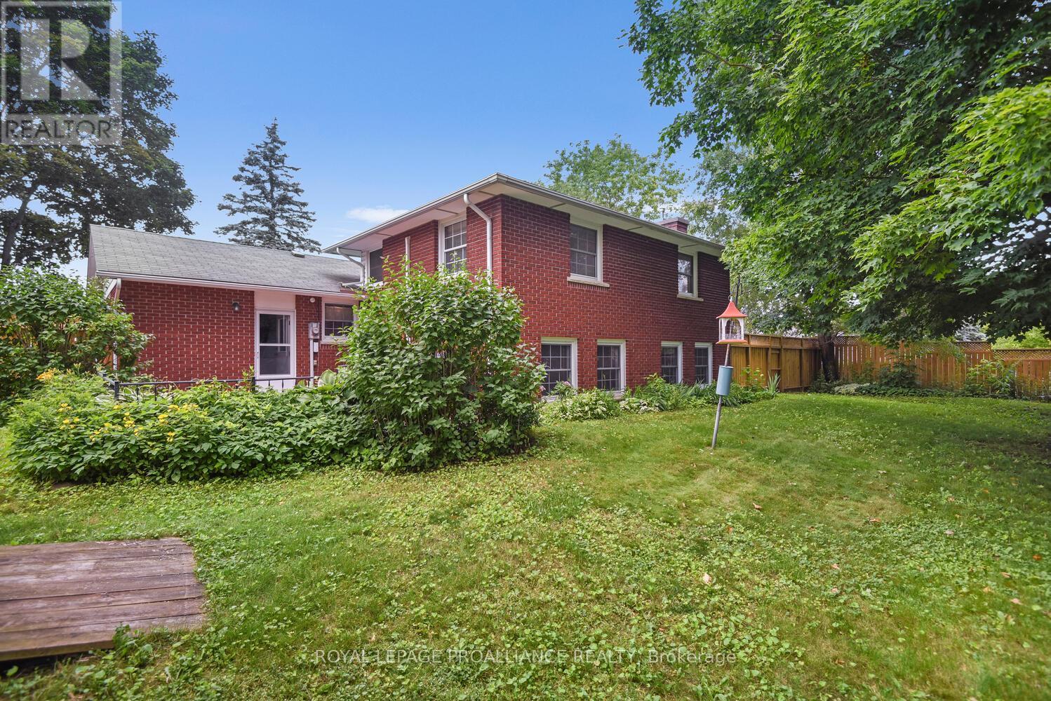 342 ABBOTT STREET W
