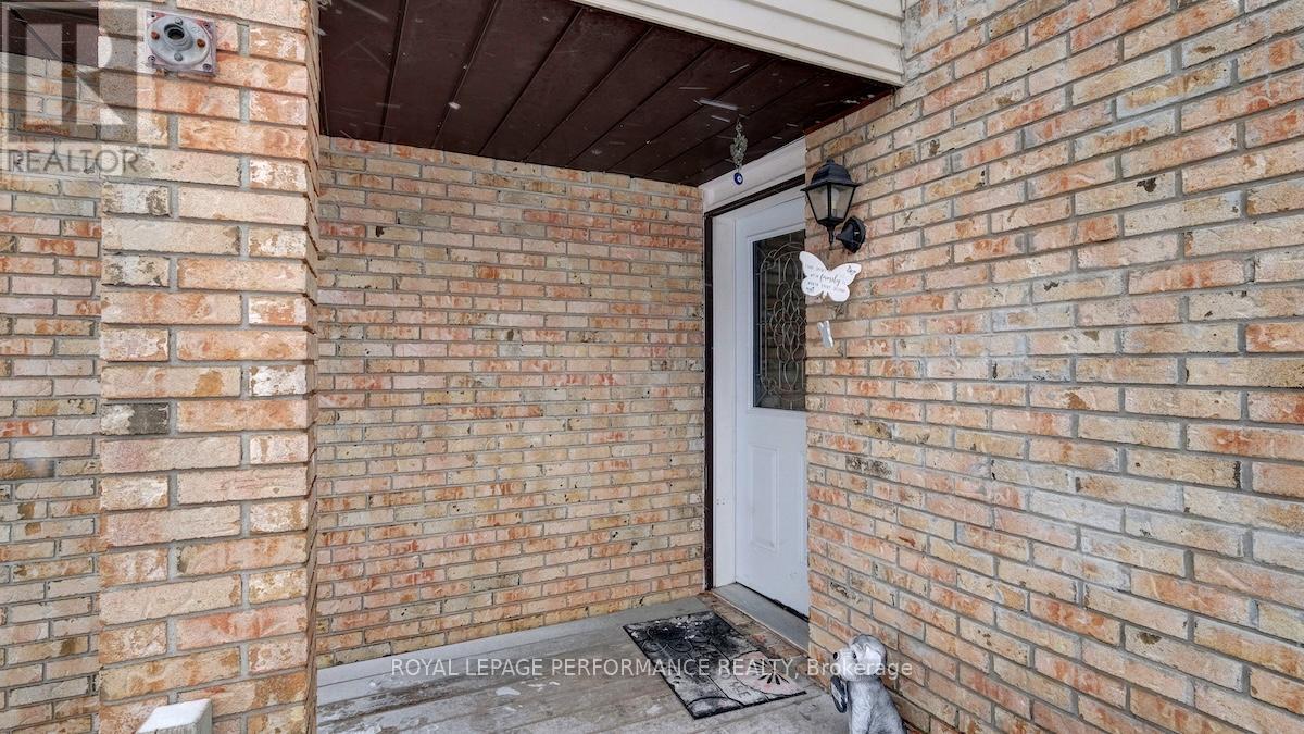 32 BRANDO CRESCENT