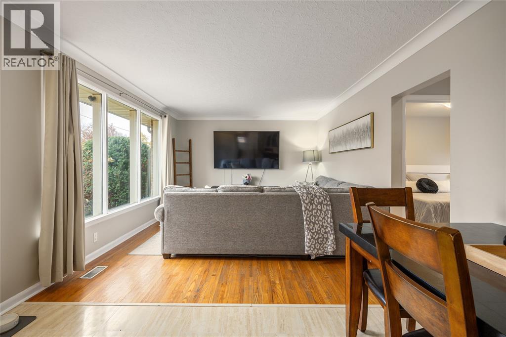 1035 WELLINGTON STREET