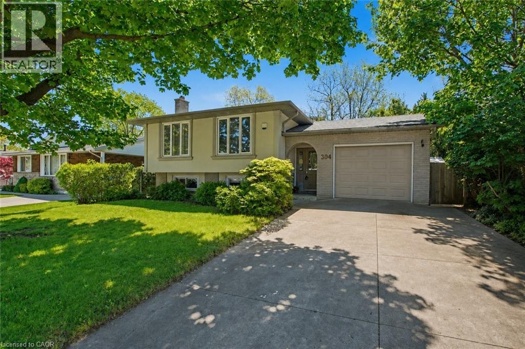 Photo 1 of 42 — 304 ST ANDREWS Drive, Hamilton, ON L8K5K4