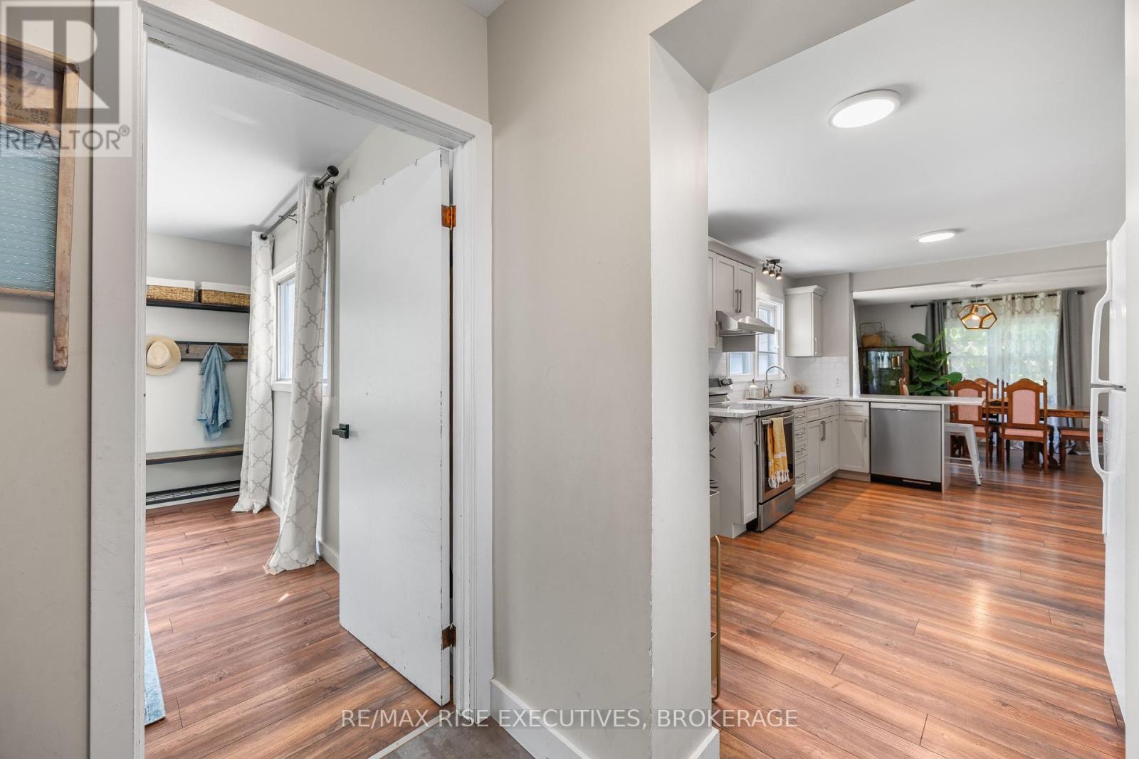 320 DUNDAS STREET W