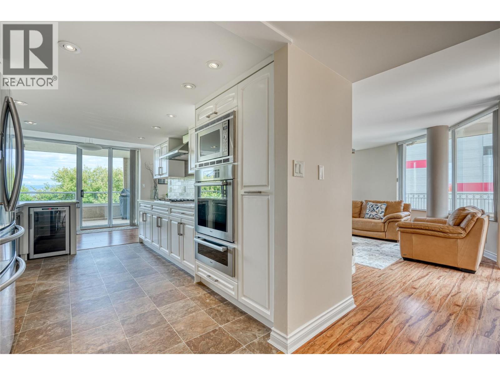 86 LAKESHORE Drive E Unit# 304