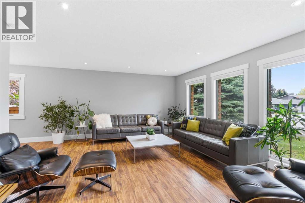 423 Lake Simcoe Crescent SE