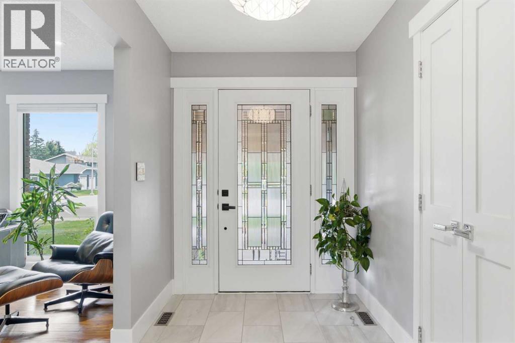 423 Lake Simcoe Crescent SE