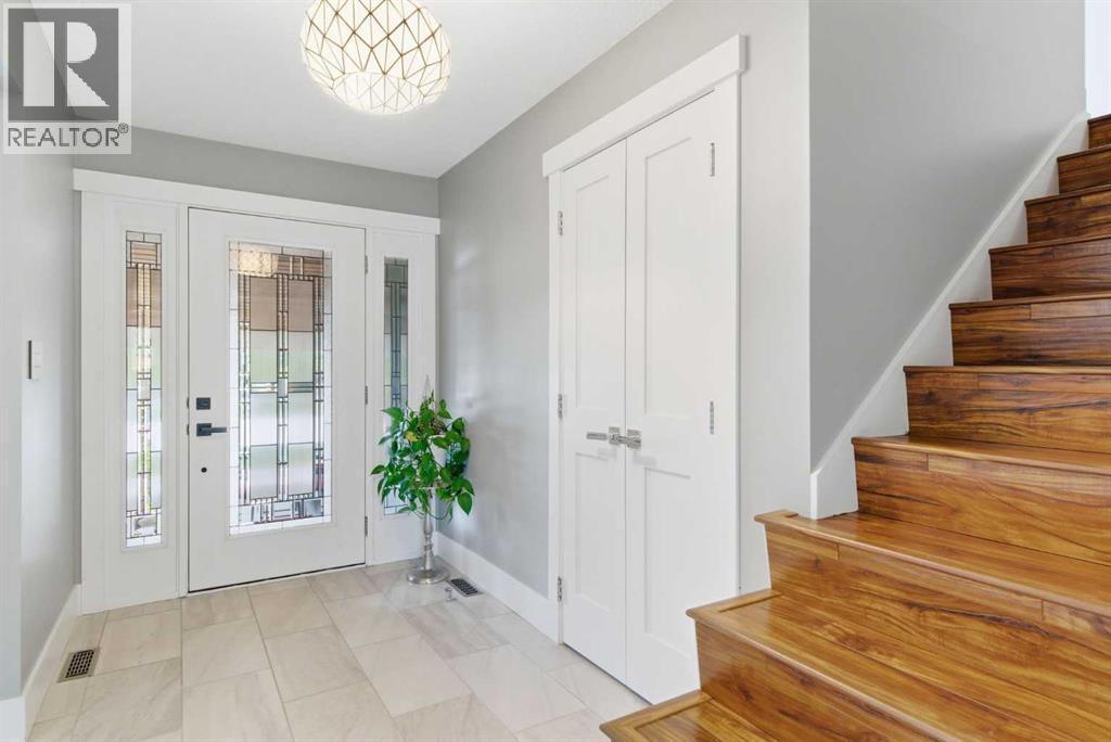 423 Lake Simcoe Crescent SE
