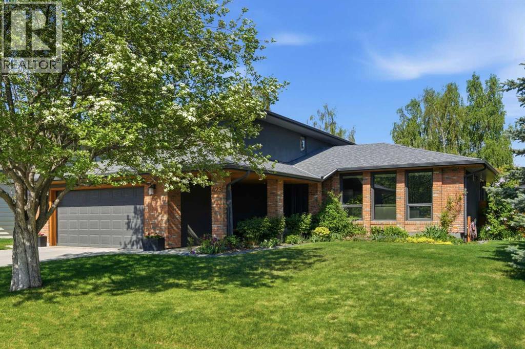 423 Lake Simcoe Crescent SE