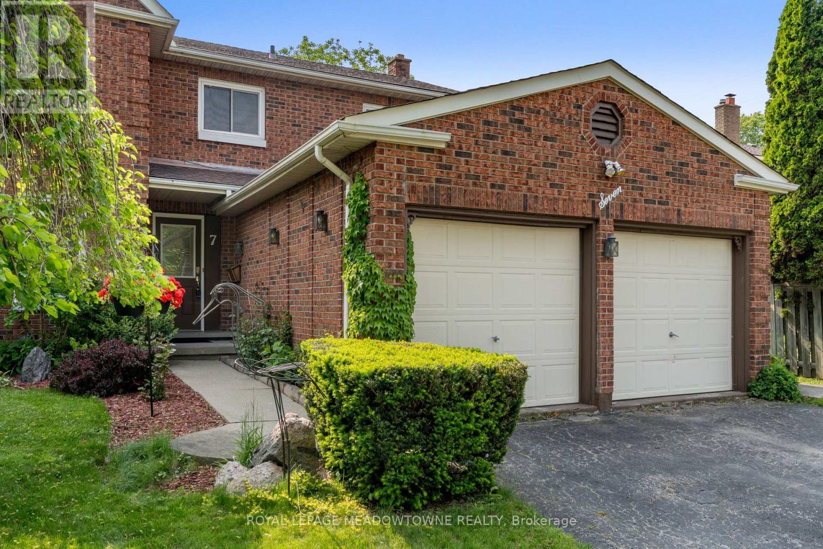 7 DEERWOOD CRESCENT
