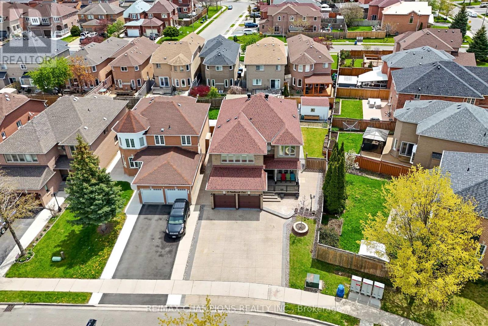 3 FIDDLENECK CRESCENT