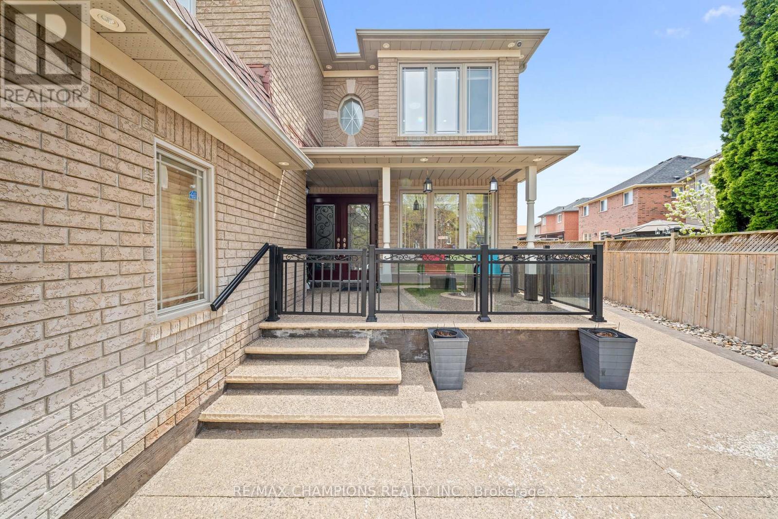 3 FIDDLENECK CRESCENT