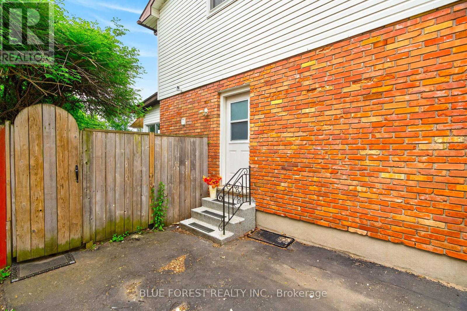 67 BRECKENRIDGE CRESCENT