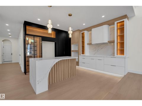 4919 17 AV SW SW Edmonton AB T6X1A4