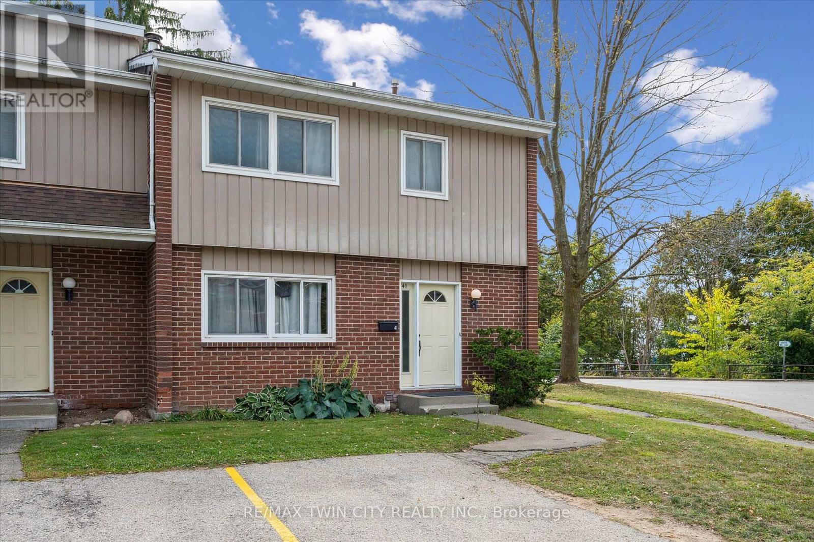 41 - 121 UNIVERSITY AVENUE E