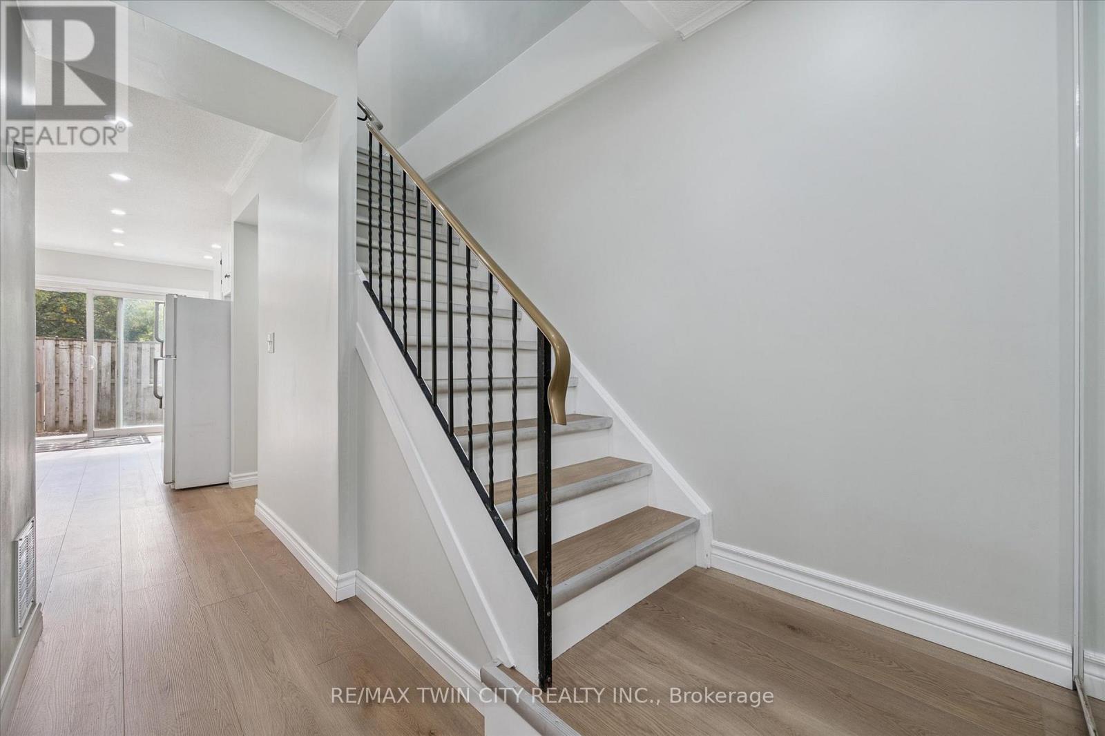 41 - 121 UNIVERSITY AVENUE E