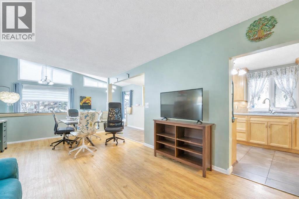 712 Kingsmere Crescent SW