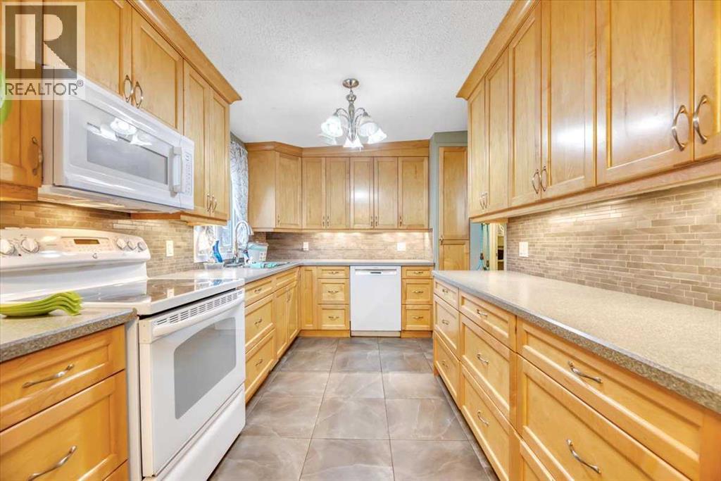 712 Kingsmere Crescent SW