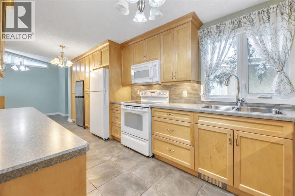 712 Kingsmere Crescent SW