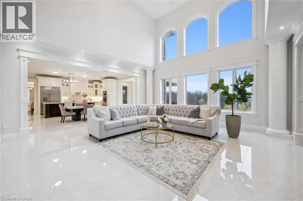 565 MANOR RIDGE Crescent