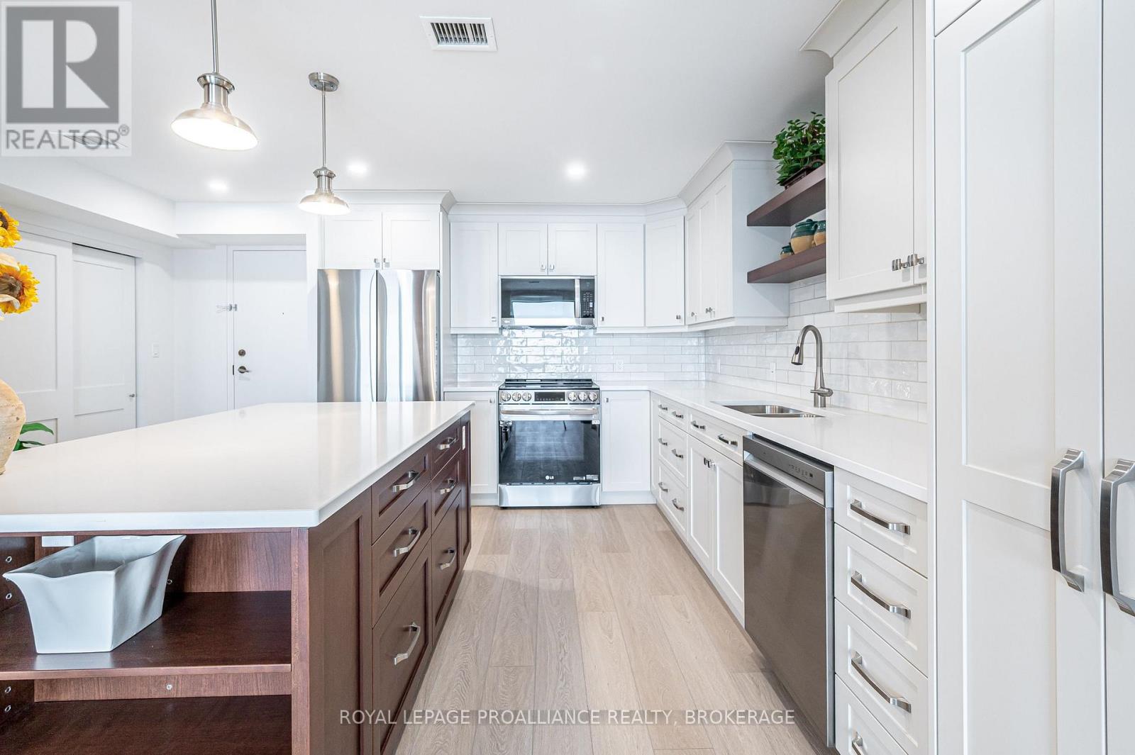 302 - 235 SOUTH STREET S