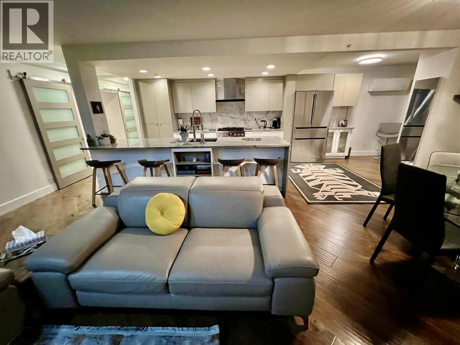 2706 1033 MARINASIDE CRESCENT