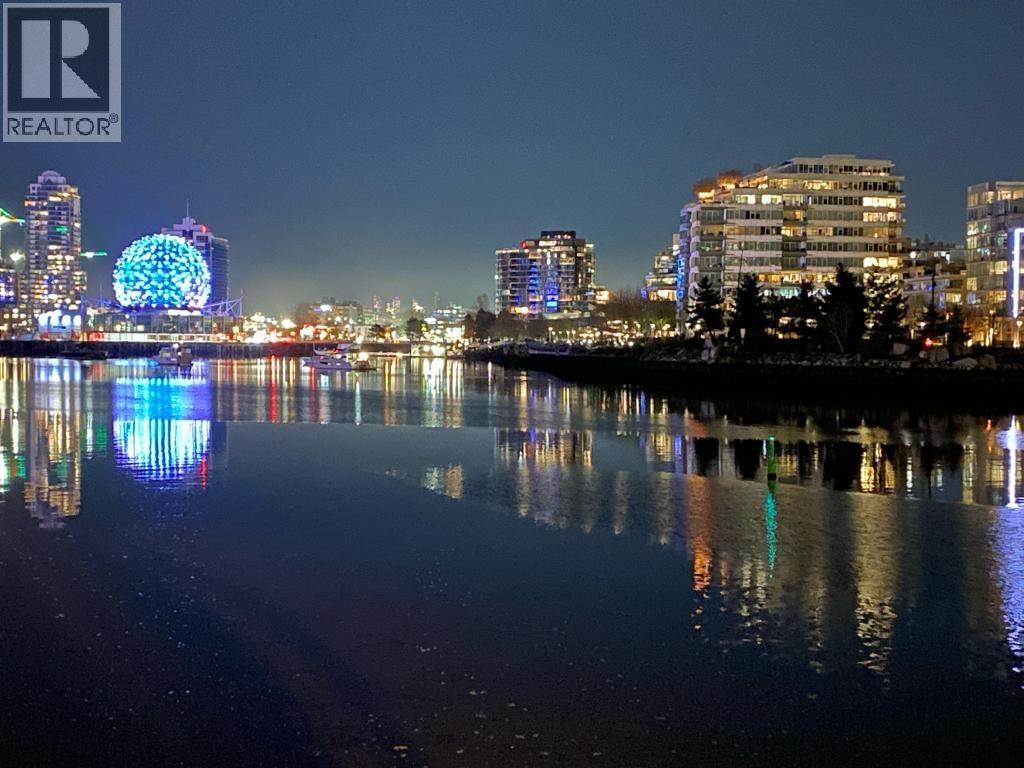 2706 1033 MARINASIDE CRESCENT